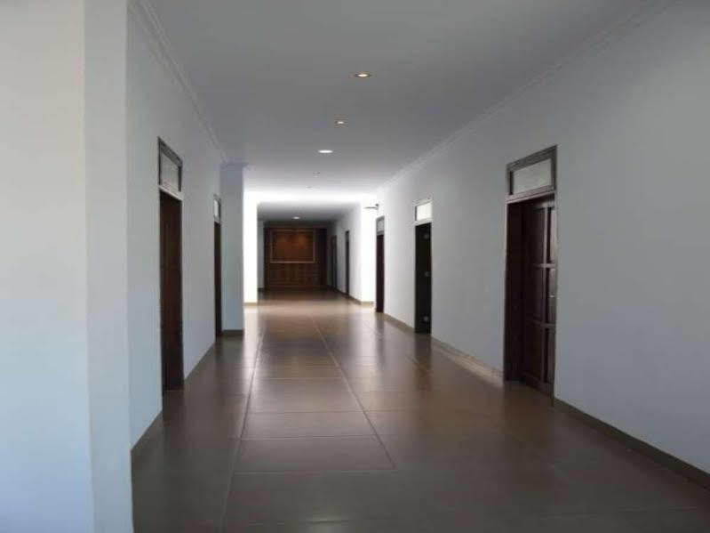 Oyo 1631 Aristo Home Макасар Экстерьер фото