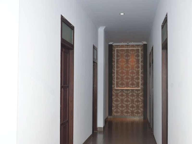 Oyo 1631 Aristo Home Макасар Экстерьер фото